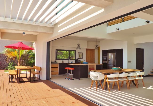 La terrasse et la cuisine ouverte avec leur coin repas – Villa Naézora, villa 10 personnes avec piscine à Saint-Gilles-les-Bains, La Réunion