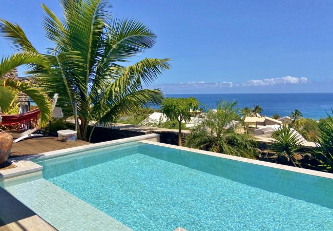La piscine à débordement entourée de palmiers avec vue sur la mer – Villa Naézora, villa 10 personnes avec piscine à Saint-Gilles-les-Bains, La Réunion