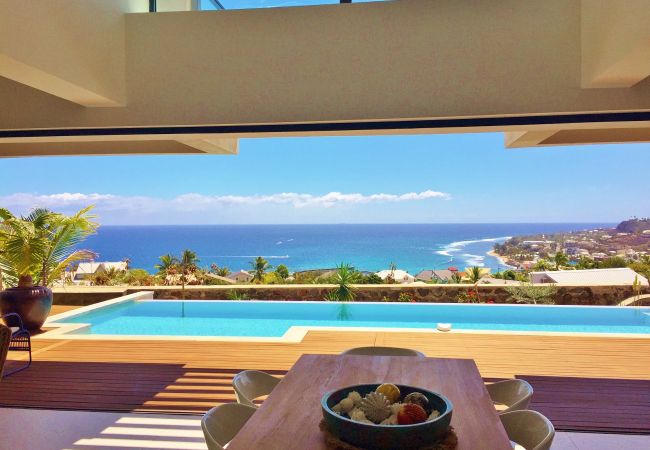 La piscine vue depuis le séjour – Villa Naézora, villa 10 personnes avec piscine à Saint-Gilles-les-Bains, La Réunion