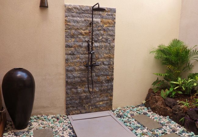 La douche extérieure dans son patio privatif – Villa Naézora, villa 10 personnes avec piscine à Saint-Gilles-les-Bains, La Réunion