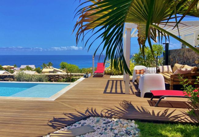 Les transats au bord de la piscine sous les palmiers – Villa Naézora, villa 10 personnes avec piscine à Saint-Gilles-les-Bains, La Réunion