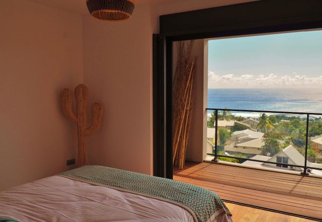 Chambre ouverte sur un balcon en bois avec vue sur la mer – Villa Naézora, villa 10 personnes avec piscine à Saint-Gilles-les-Bains, La Réunion