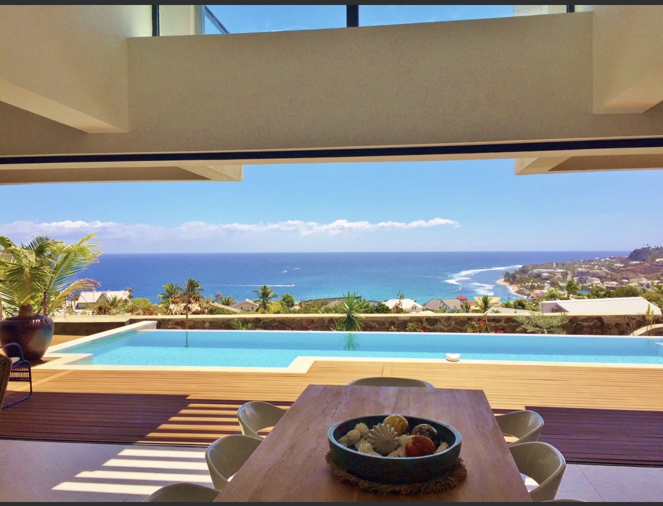 La salle à manger ouverte sur la piscine et le lagon de Saint-Gilles – Villa Naézora, villa 10 personnes avec piscine à Saint-Gilles-les-Bains, La Réunion