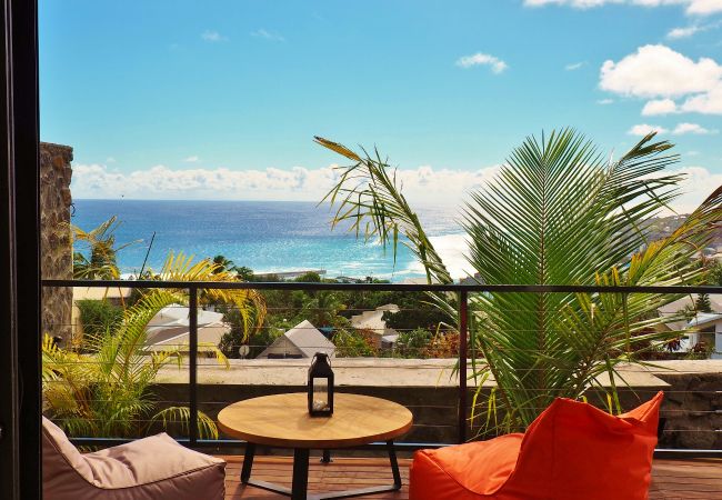 La terrasse avec ses poufs face au large – Villa Naézora, villa 10 personnes avec piscine à Saint-Gilles-les-Bains, La Réunion