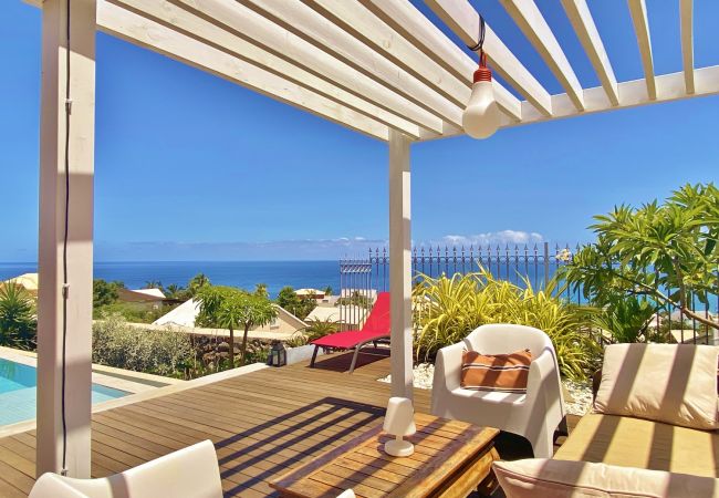 Le salon extérieur sous la pergola avec vue sur la mer – Villa Naézora, villa 10 personnes avec piscine à Saint-Gilles-les-Bains, La Réunion