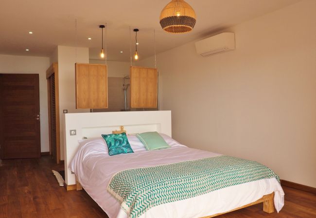 Grande chambre avec lit double et linge turquoise – Villa Naézora, villa 10 personnes avec piscine à Saint-Gilles-les-Bains, La Réunion