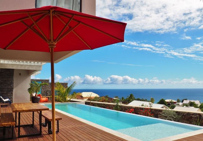 Grand parasol rouge près de la piscine avec vue sur l’océan – Villa Naézora, villa 10 personnes avec piscine à Saint-Gilles-les-Bains, La Réunion