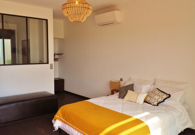 La chambre claire avec son lit double et sa verrière – Villa Naézora, villa 10 personnes avec piscine à Saint-Gilles-les-Bains, La Réunion